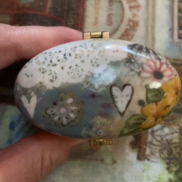 Found vintage. Demdaco hearts hinged Trinket Box - Picture 2 of 7